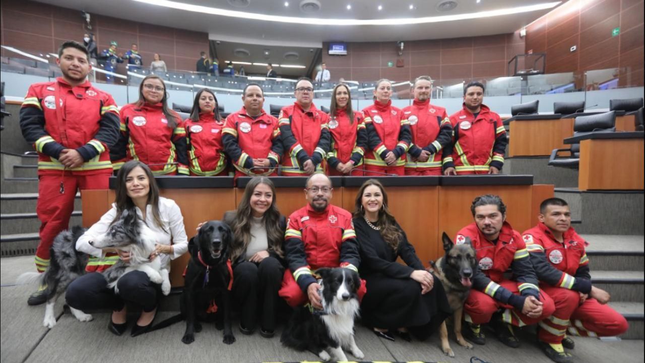 Rescatistas de la Cruz Roja en el Senado de la República 