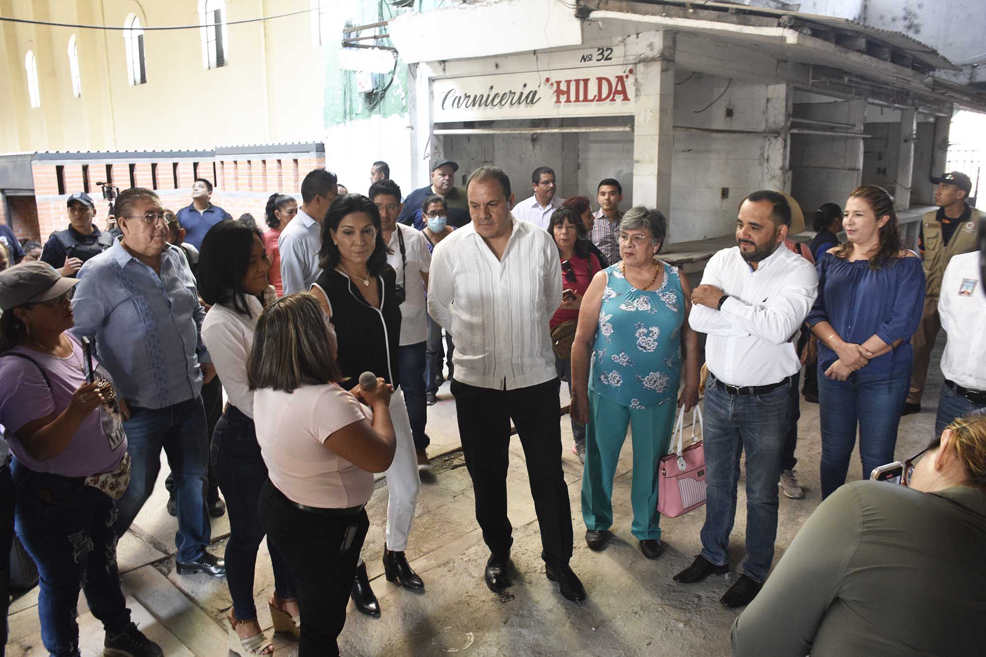 José Luis Maya y Cuauhtémoc Blanco con comerciantes