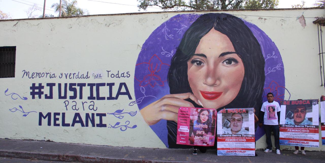 Padre de Melani frente al mural en homenaje a su hija