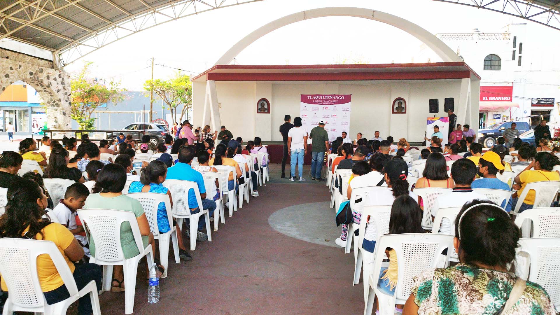 Carlos Franco ante alumnos y familias beneficiadas