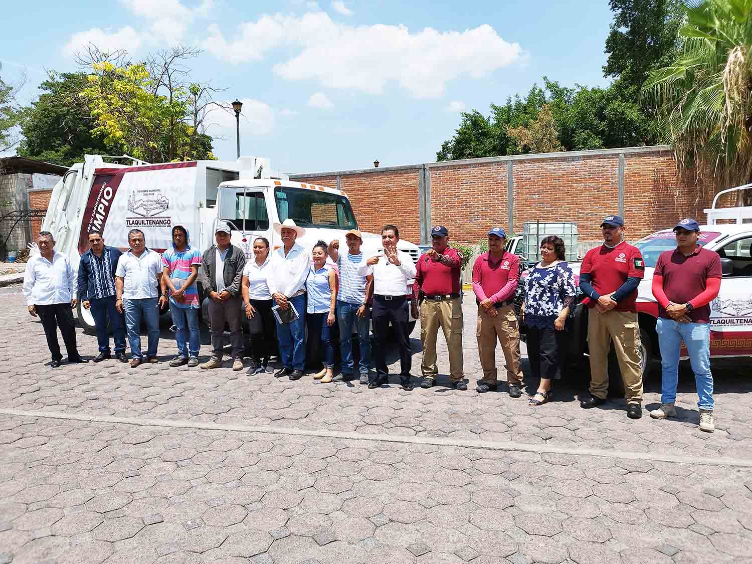 Carlos Franco entregando unidades