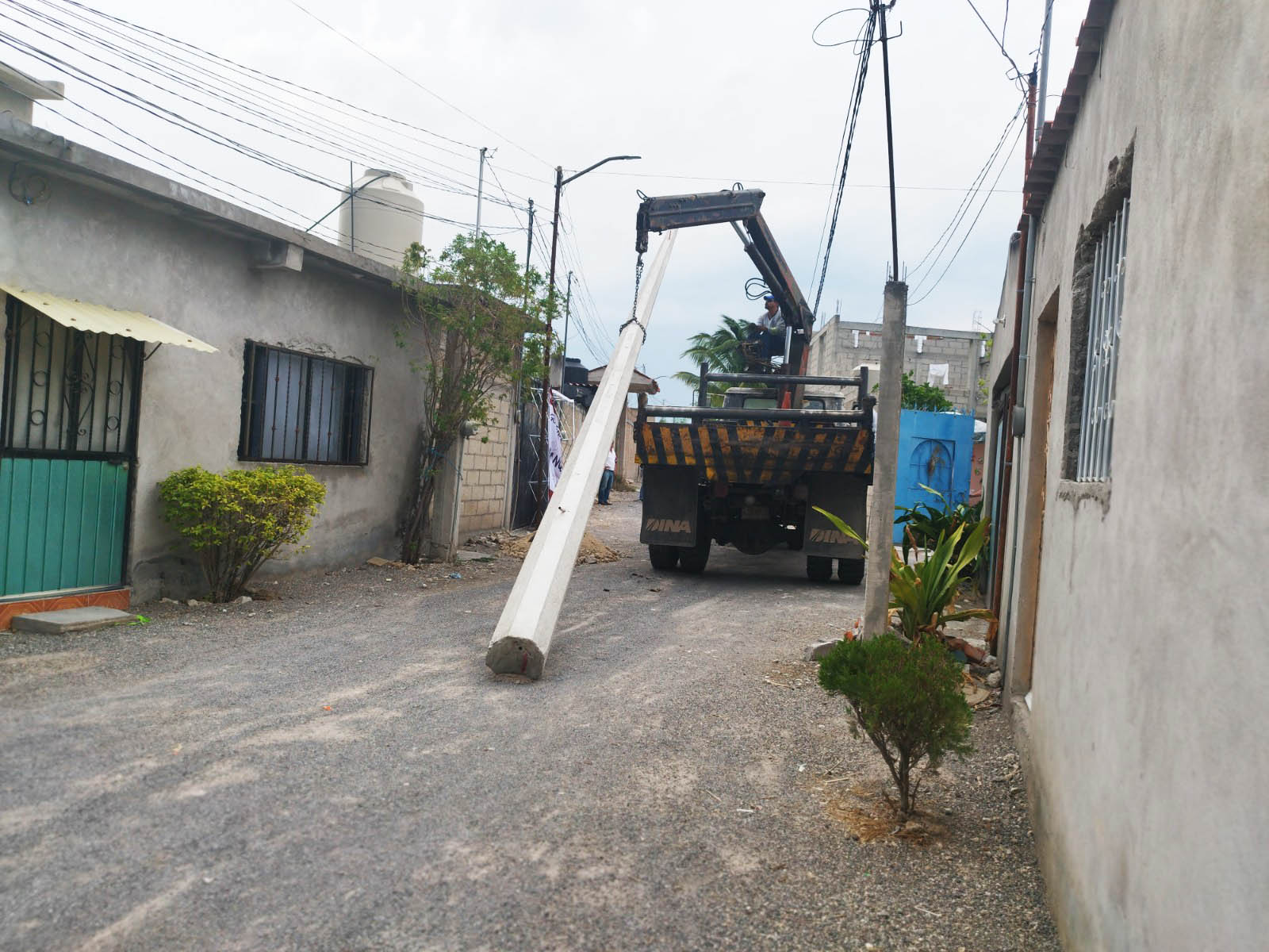 Grúa con poste de luz para electrificación