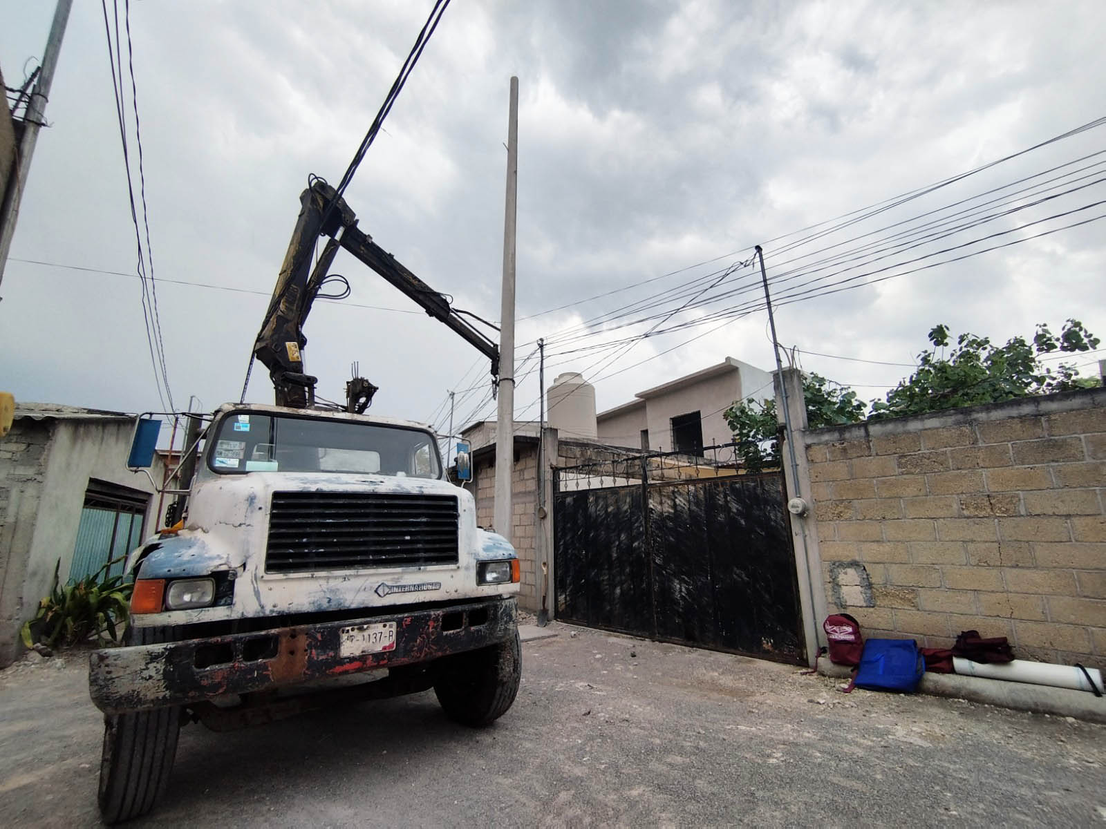 Instalación del primer poste para obra de electrificación