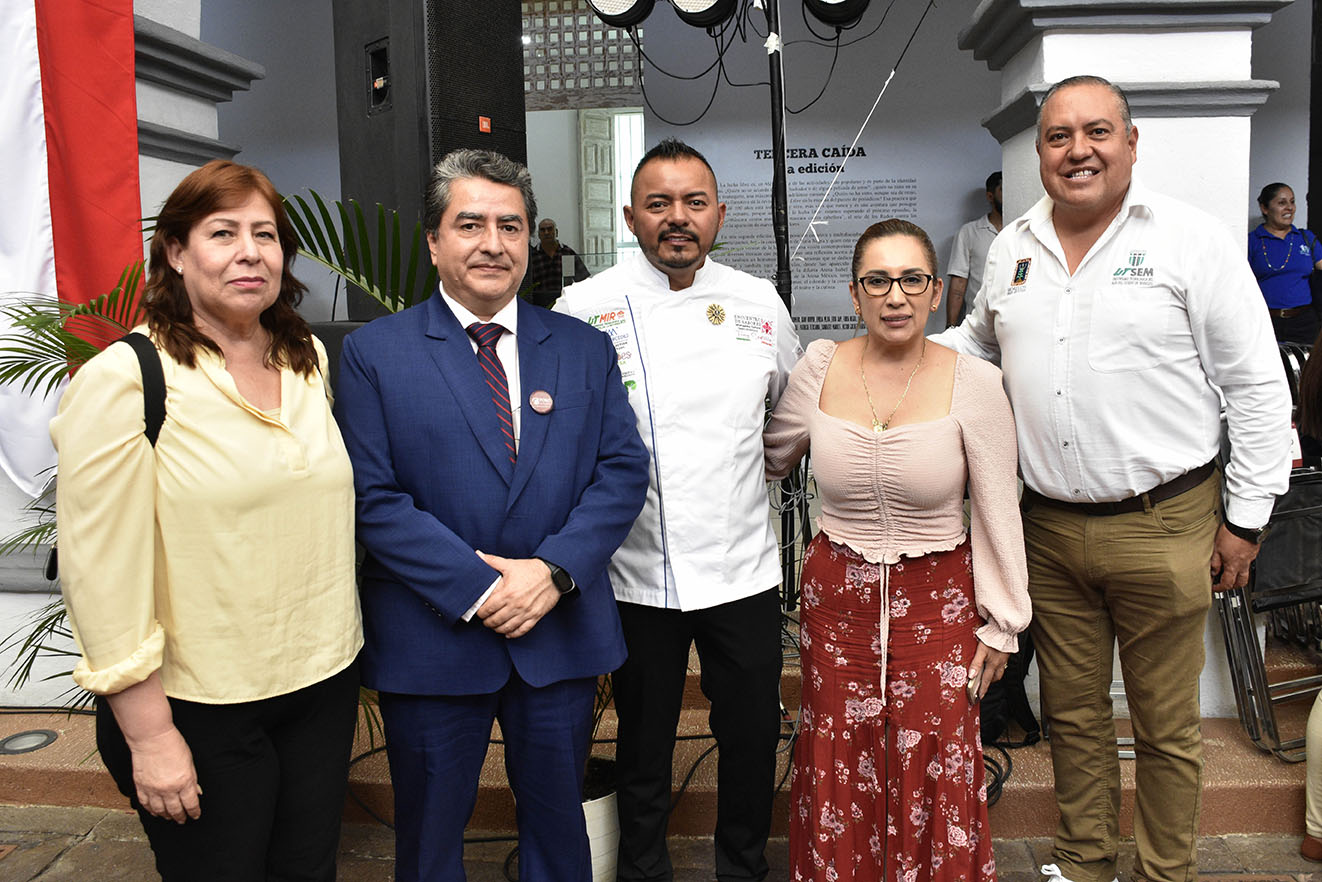 Chef Tony Castillo con con autoridades académicas