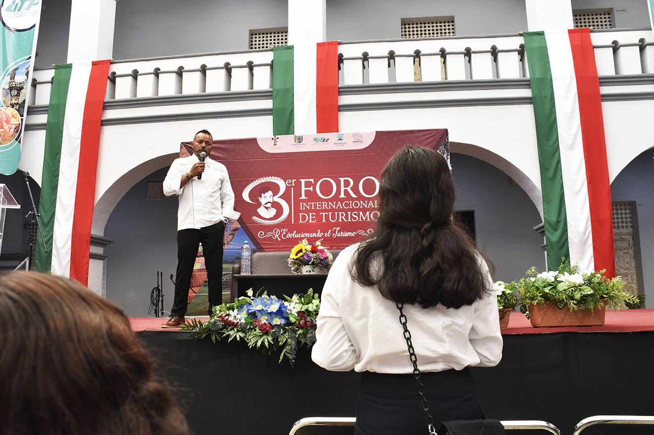 Chef Tony Castillo respondiendo en el Foro Internacional