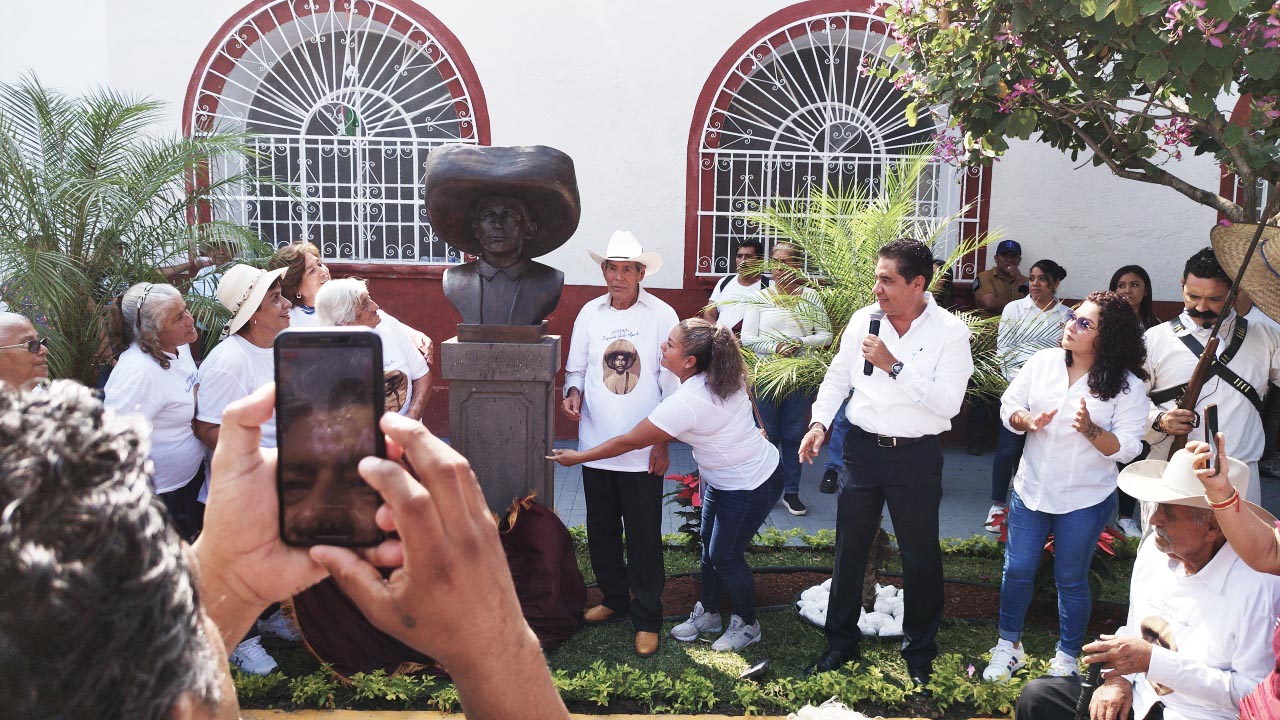 Alcalde Carlos Franco devela busto
