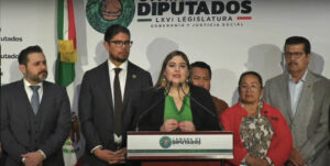 Roselia Suárez en conferencia de prensa