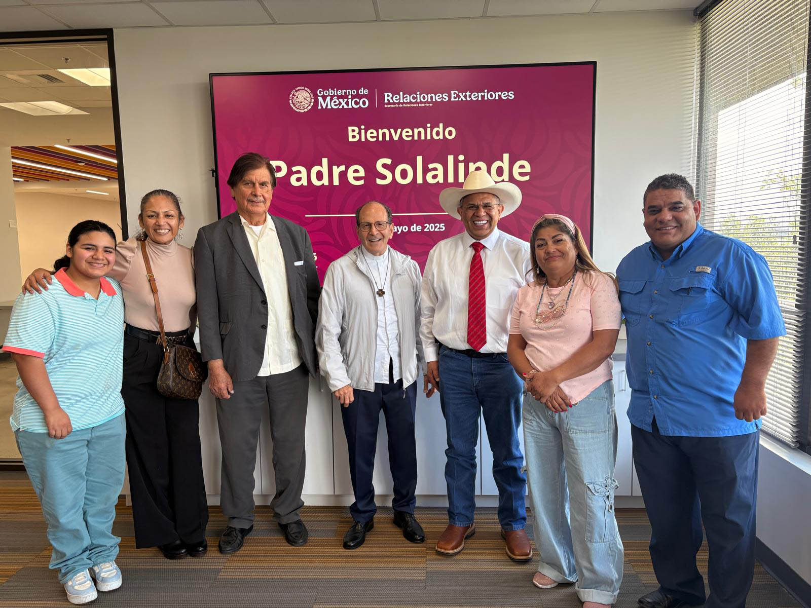 Integrantes de reunión de trabajo en el Consulado