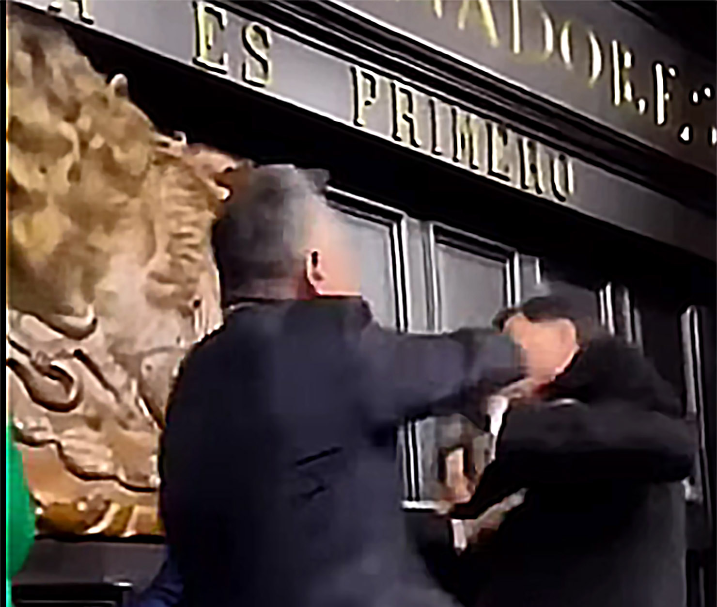 Agresión de Alejandro Moreno contra Gerardo Fenández Noroña